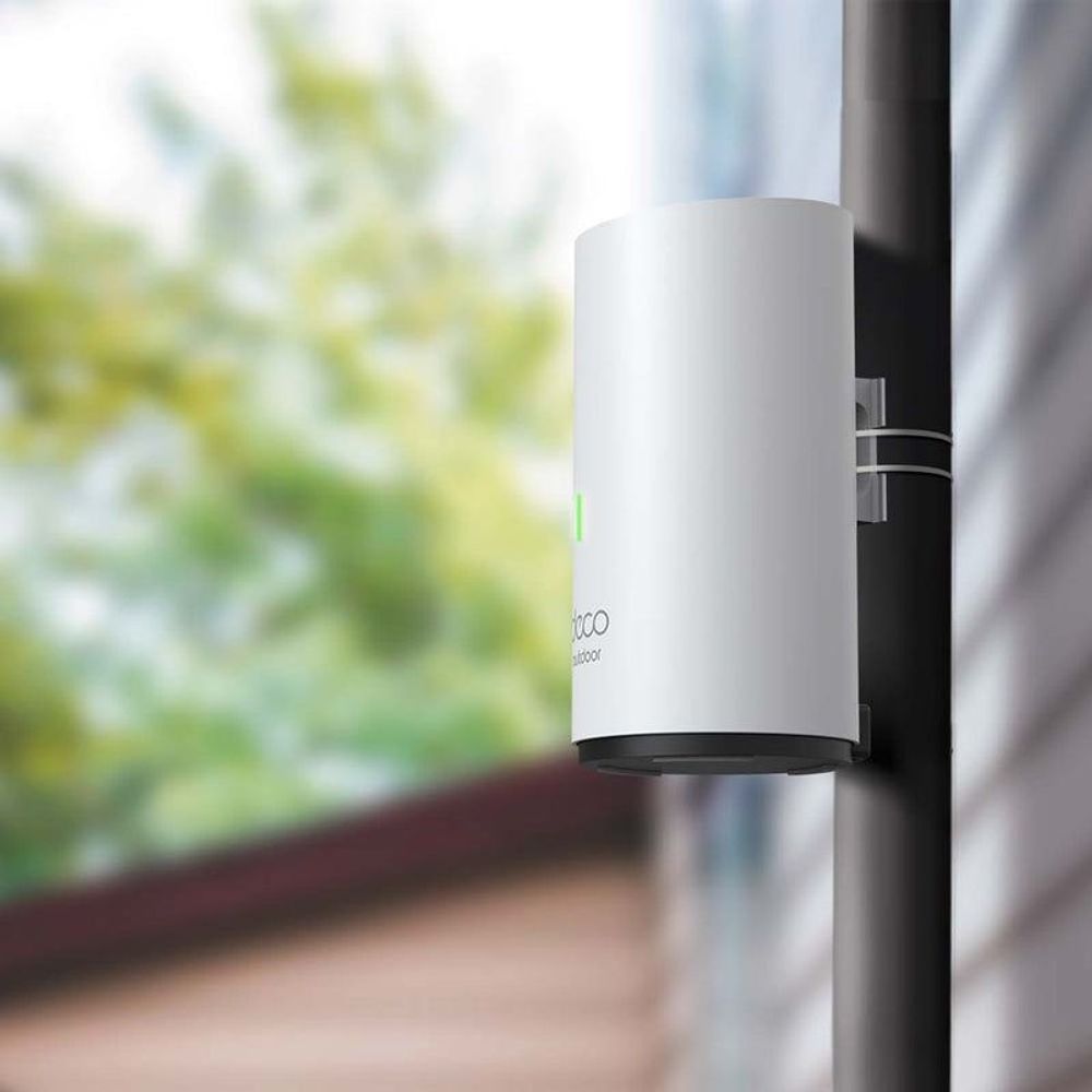 White Deco outdoor mesh WiFi unit mounted on a dark pole