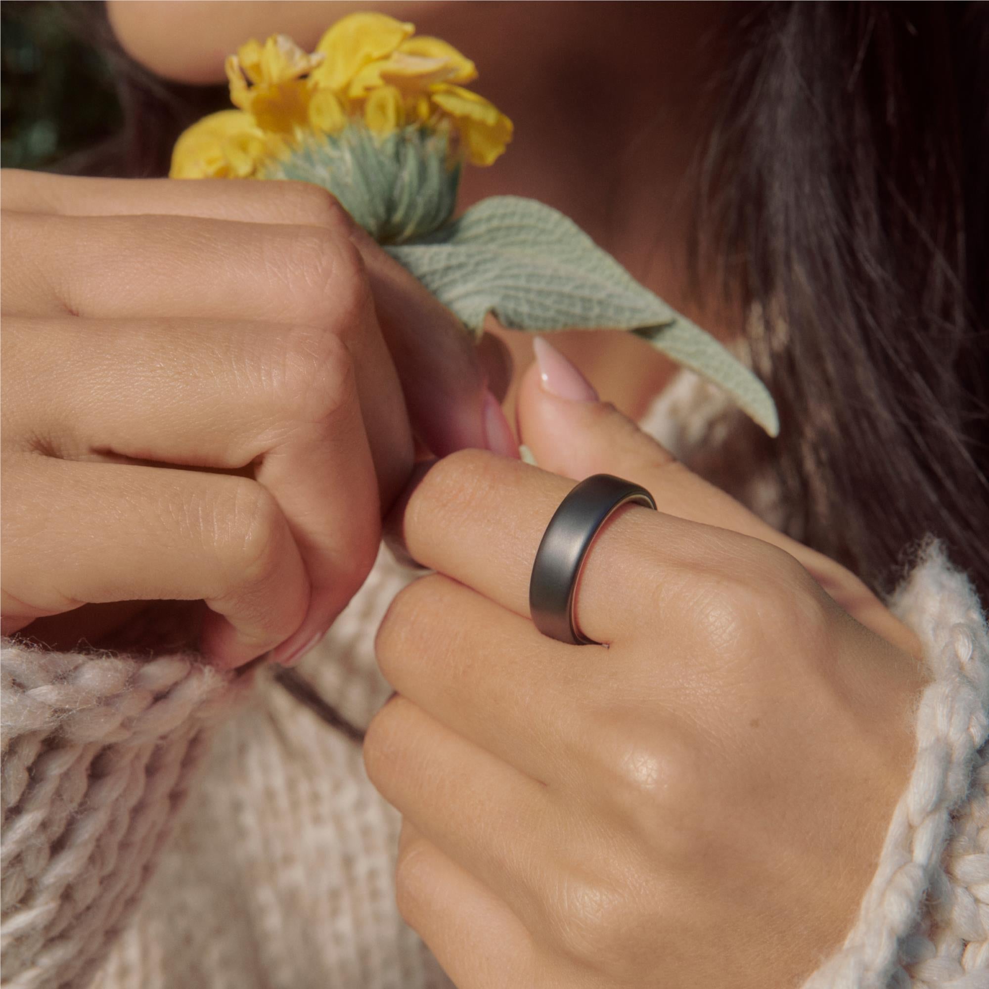 Oura Ring 5 smart ring in Stealth, size 8, image 6 - Smart Rings at Tech Supply Shed NZ